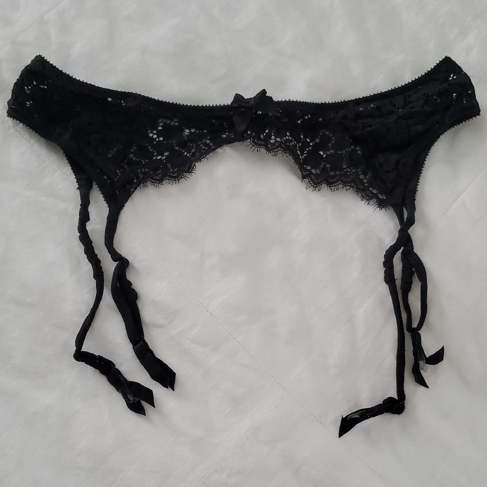 Victoria's Secret Black Lace Garter Belt M/L